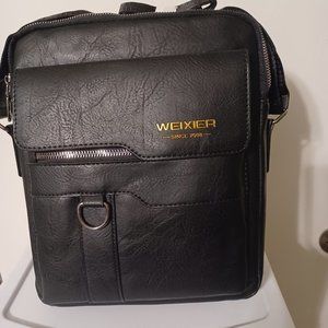 Weixier men's messenger bag in black